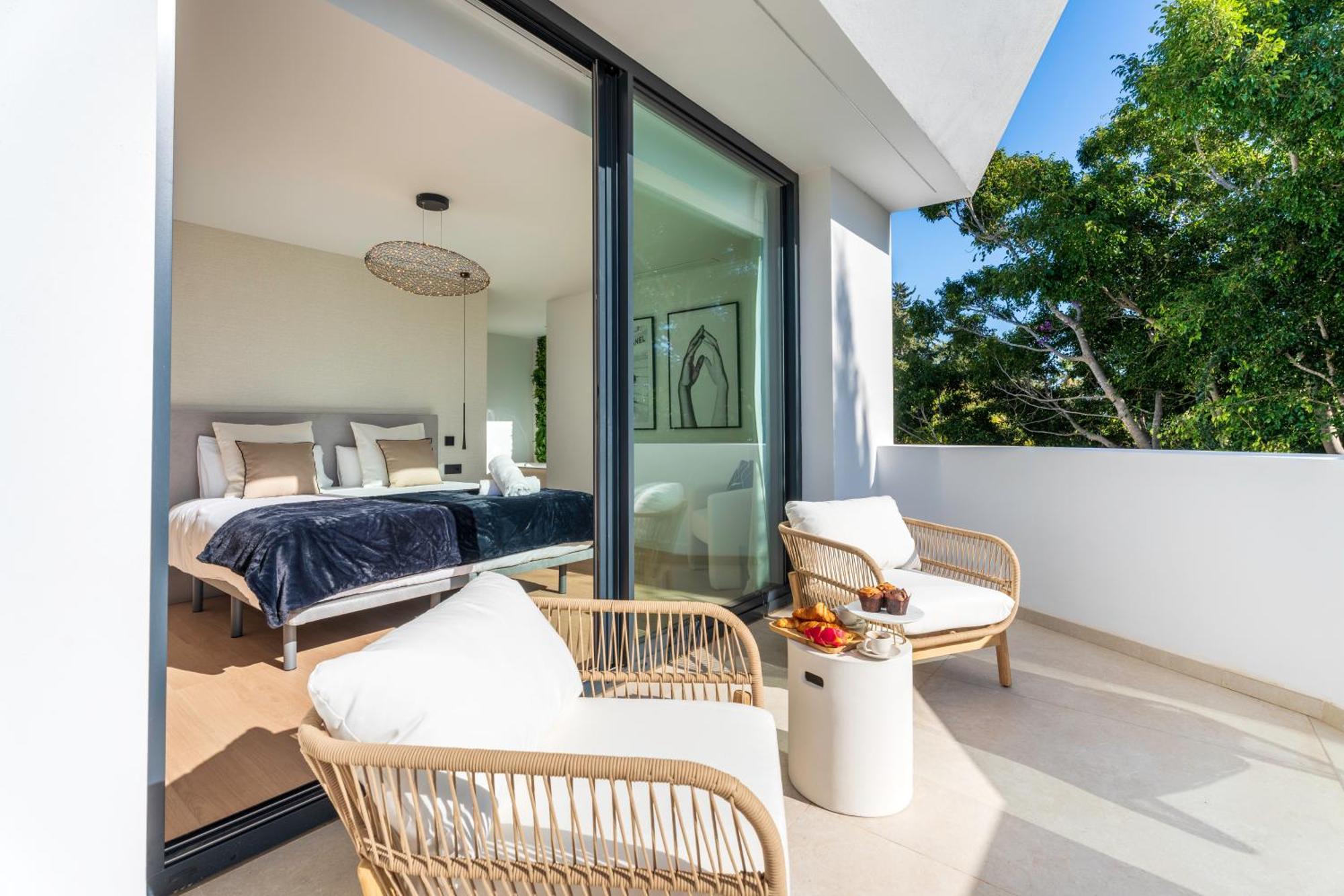 Vacation I La Moderne, Sparkling Heated Pool, Private Gym, Cine Room, Arcade Machines Villa *