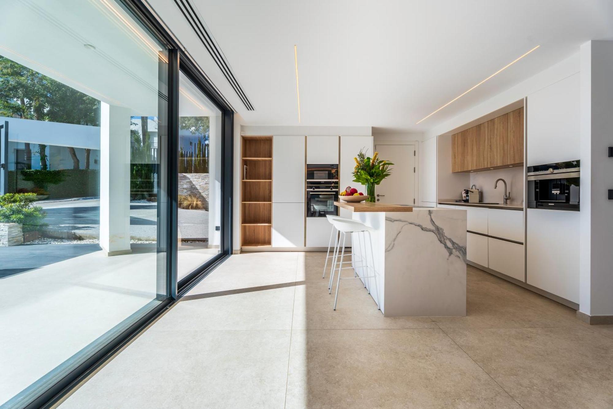 Villa Vacation I La Moderne, Sparkling Heated Pool, Private Gym, Cine Room, Arcade Machines *