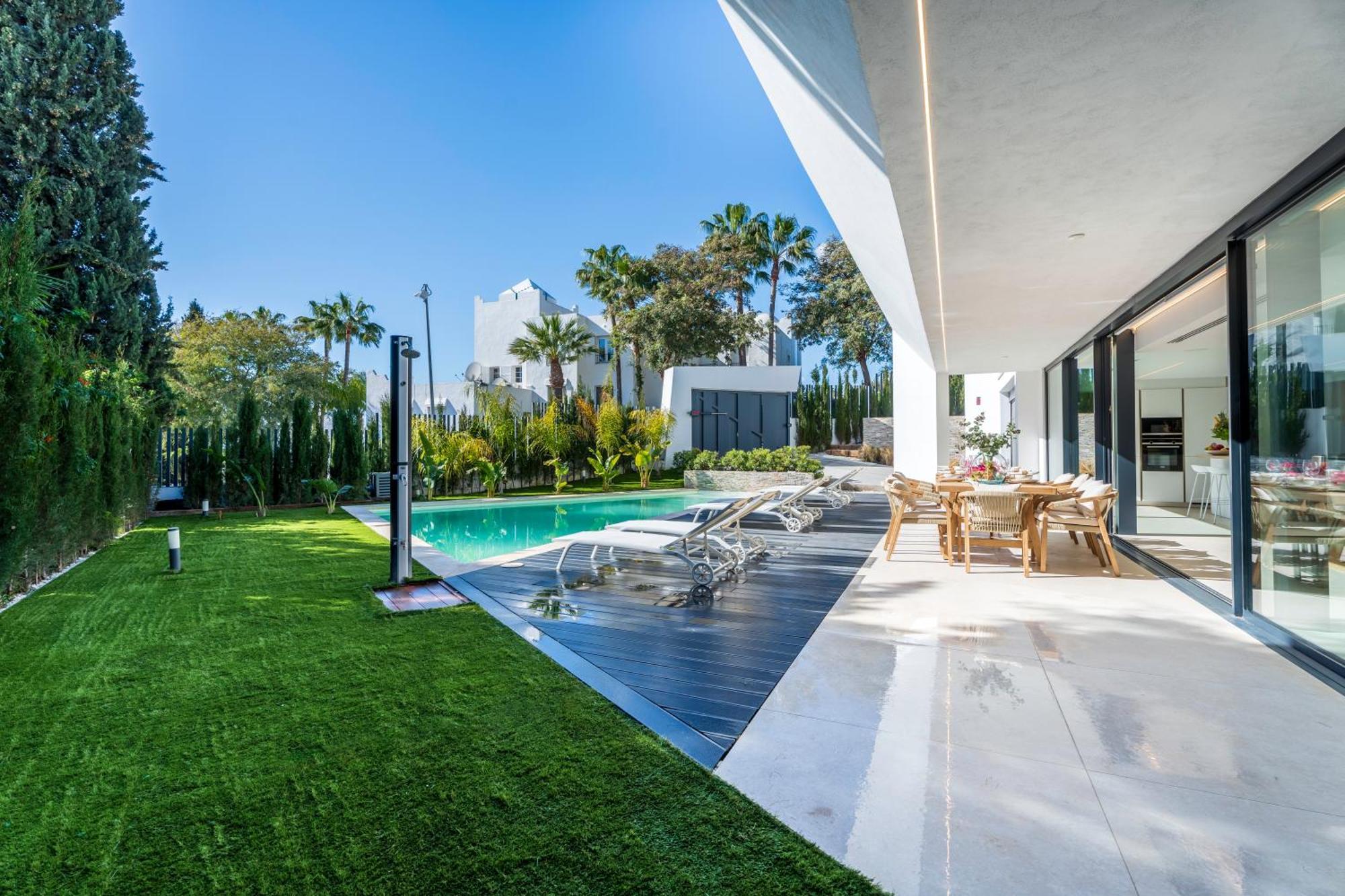 Vacation I La Moderne, Sparkling Heated Pool, Private Gym, Cine Room, Arcade Machines Villa *