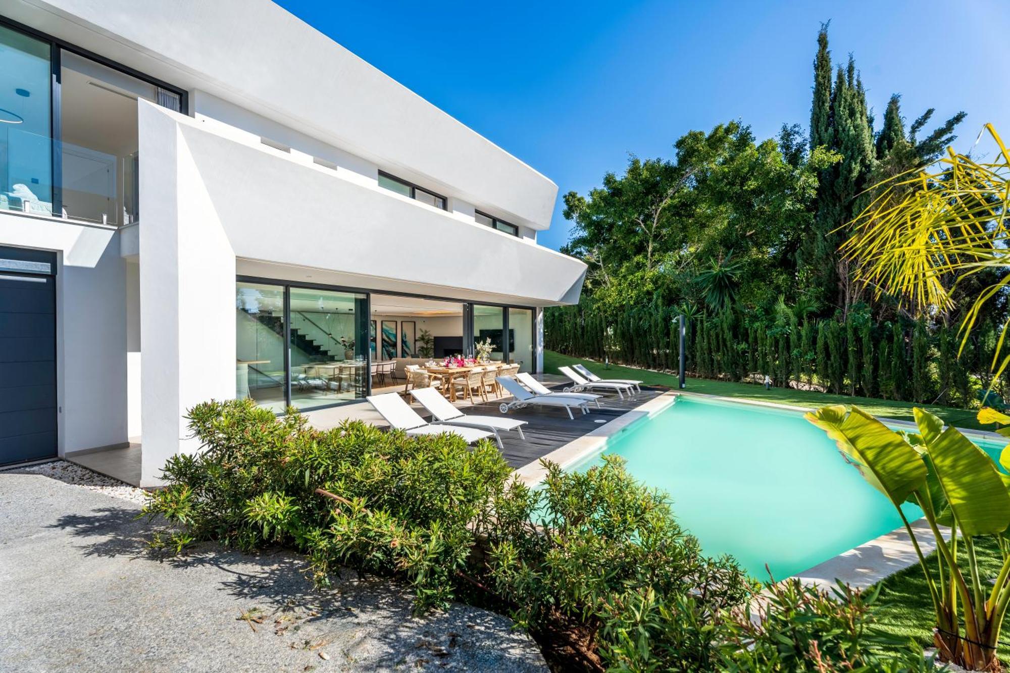 Vacation I La Moderne, Sparkling Heated Pool, Private Gym, Cine Room, Arcade Machines Marbella