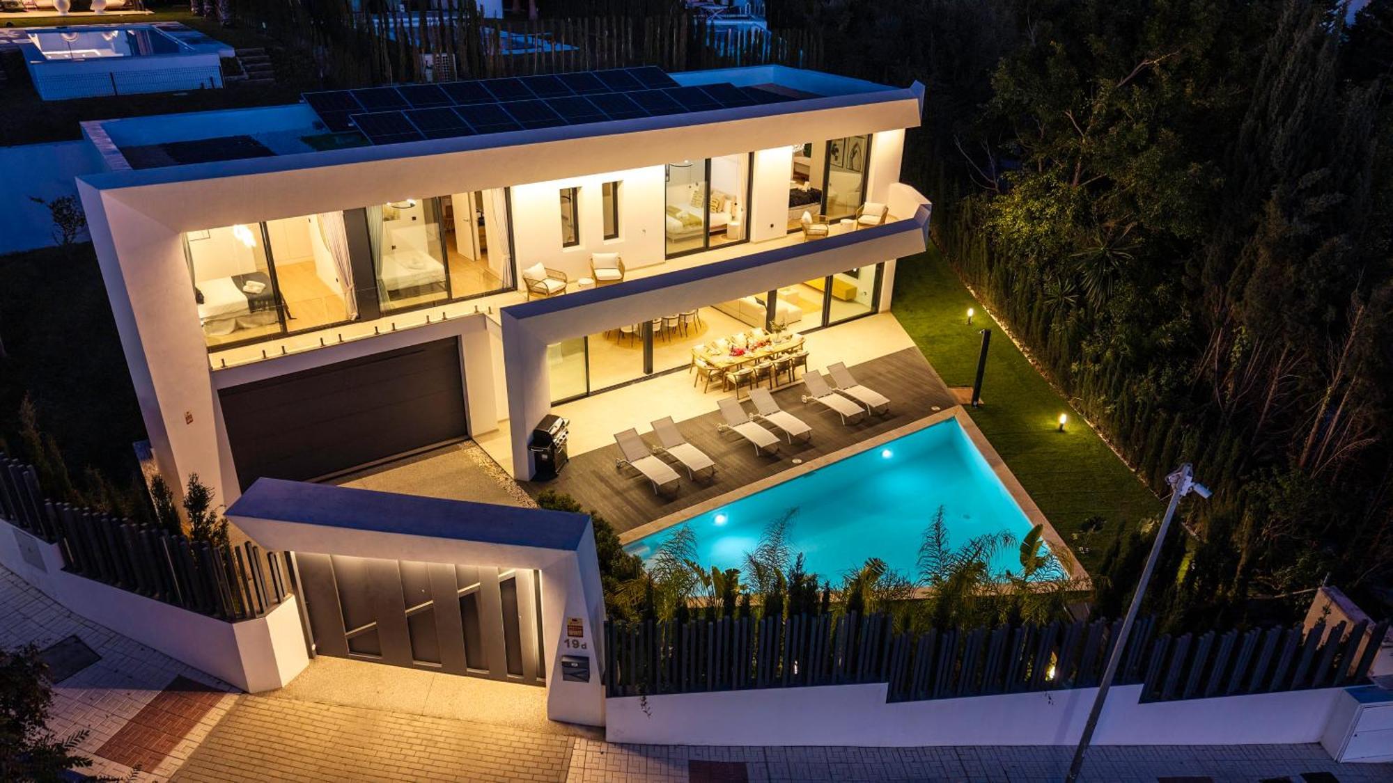 Vacation I La Moderne, Sparkling Heated Pool, Private Gym, Cine Room, Arcade Machines * Marbella