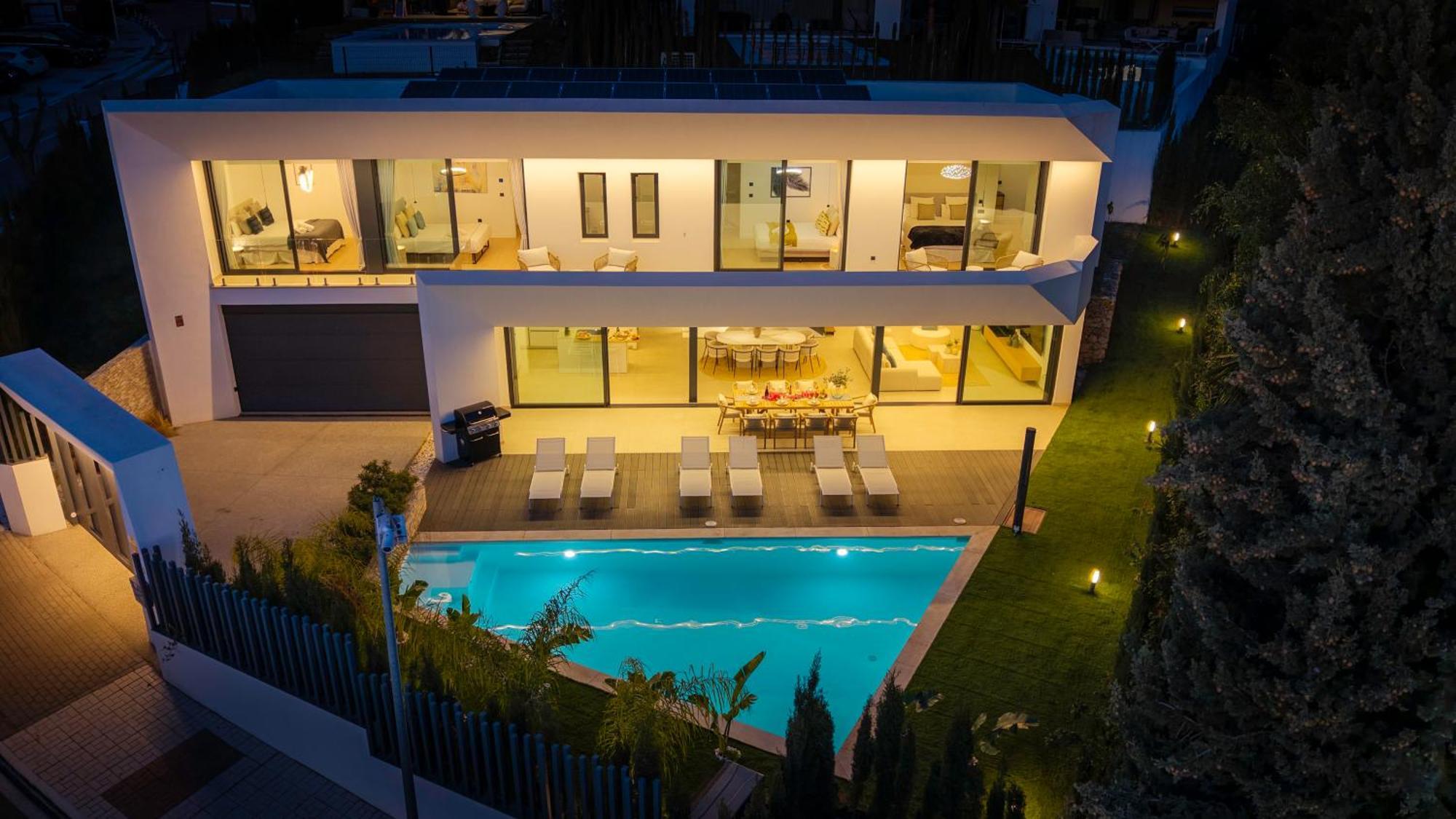Villa Vacation I La Moderne, Sparkling Heated Pool, Private Gym, Cine Room, Arcade Machines *