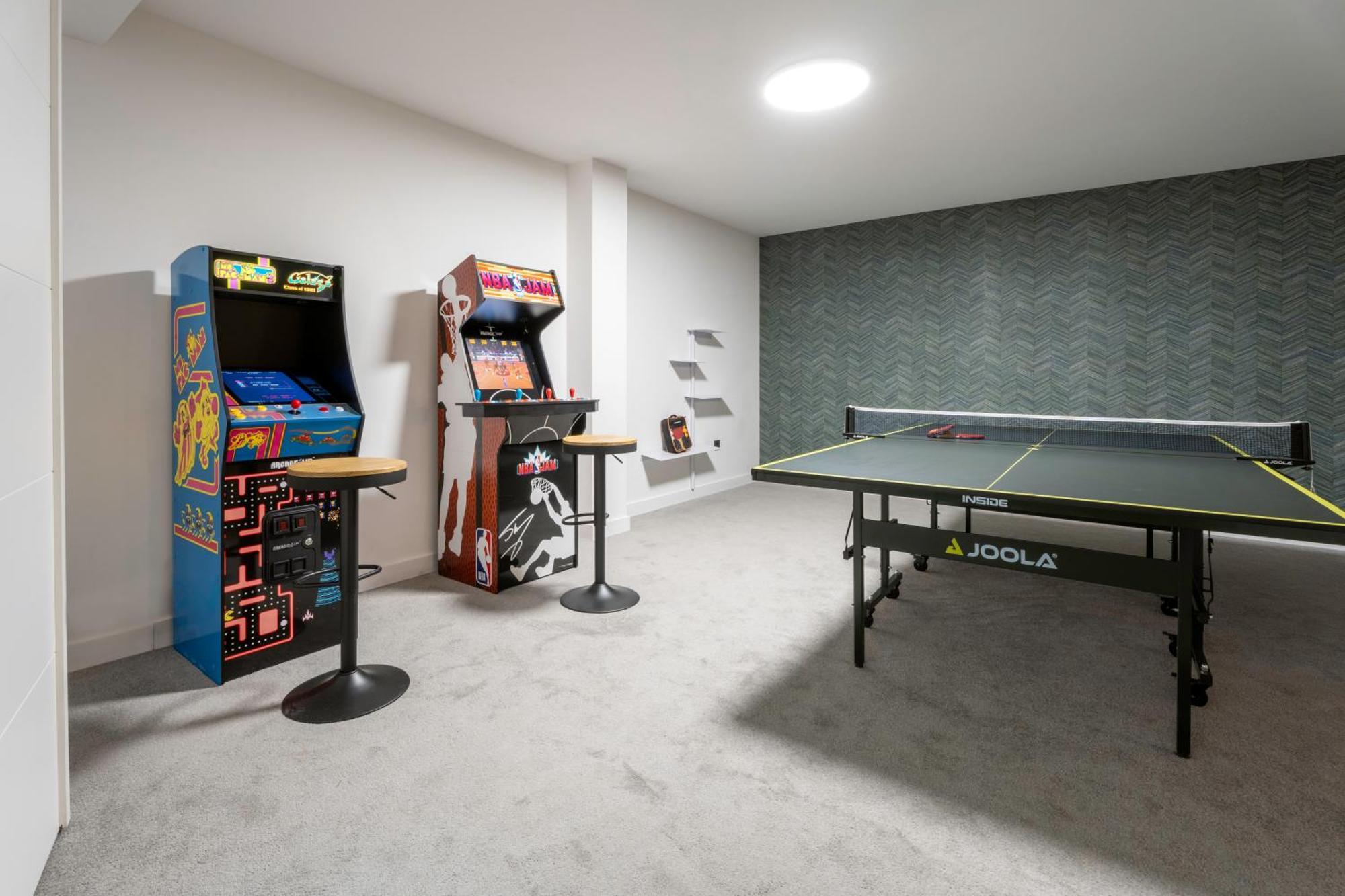 Vacation I La Moderne, Sparkling Heated Pool, Private Gym, Cine Room, Arcade Machines Villa Marbella