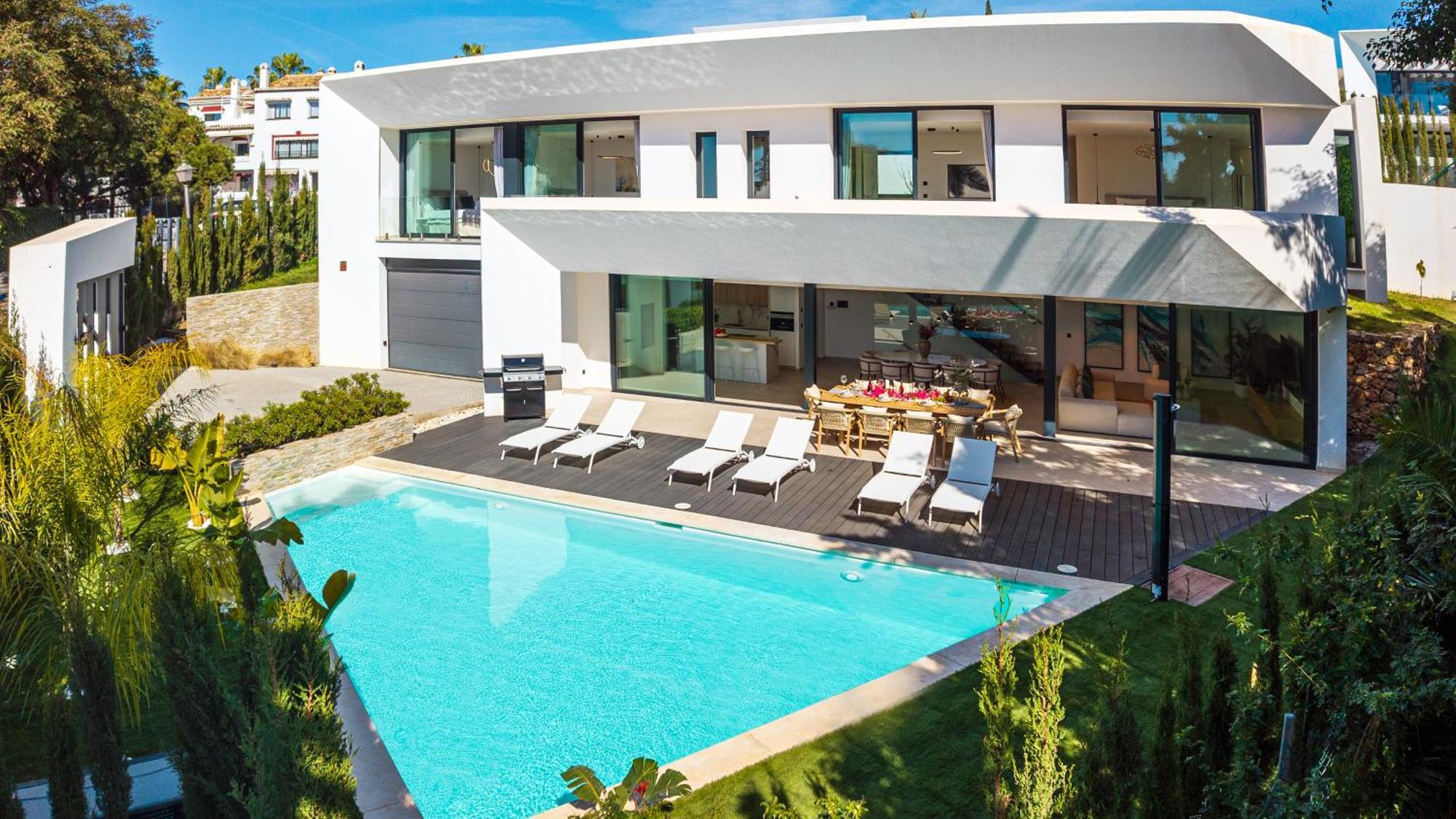 Vacation I La Moderne, Sparkling Heated Pool, Private Gym, Cine Room, Arcade Machines Marbella