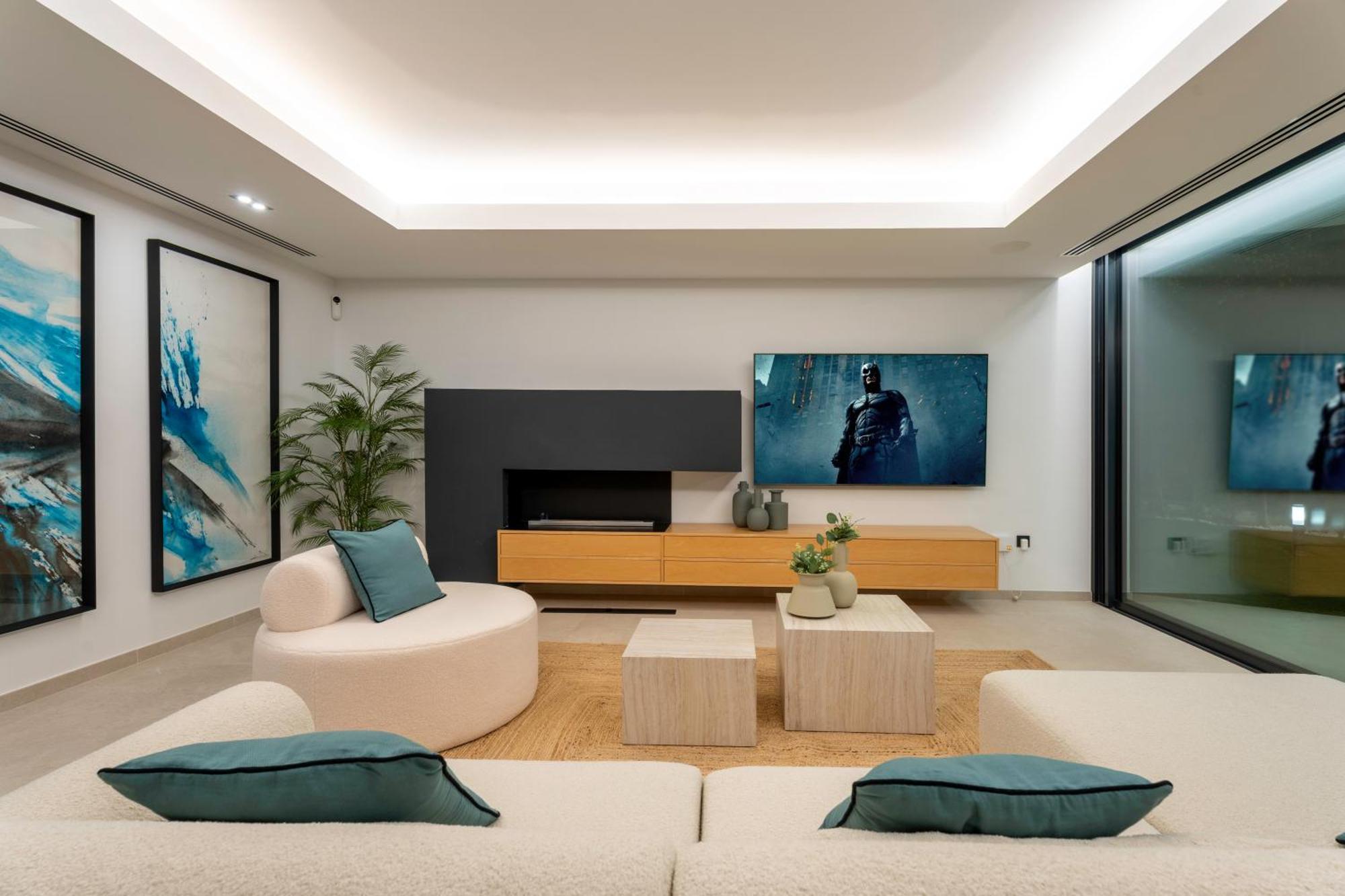 Villa Vacation I La Moderne, Sparkling Heated Pool, Private Gym, Cine Room, Arcade Machines Marbella