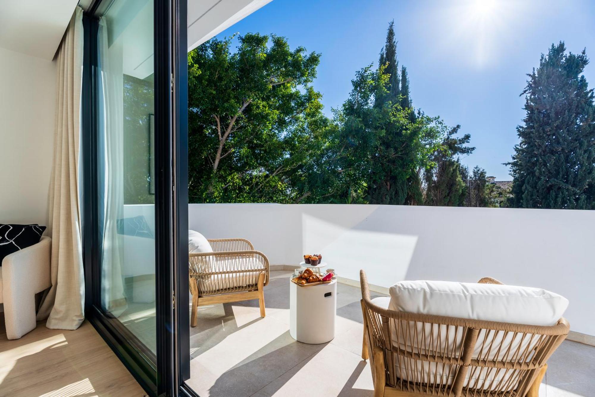 Villa Vacation I La Moderne, Sparkling Heated Pool, Private Gym, Cine Room, Arcade Machines Marbella