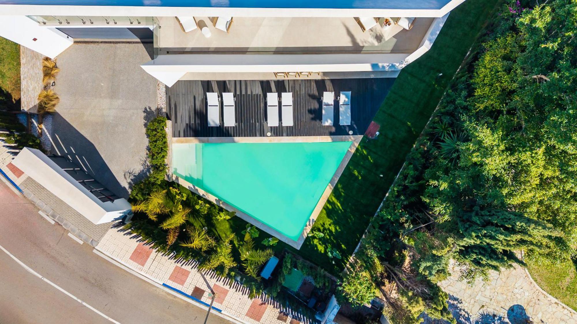 Vacation I La Moderne, Sparkling Heated Pool, Private Gym, Cine Room, Arcade Machines Marbella