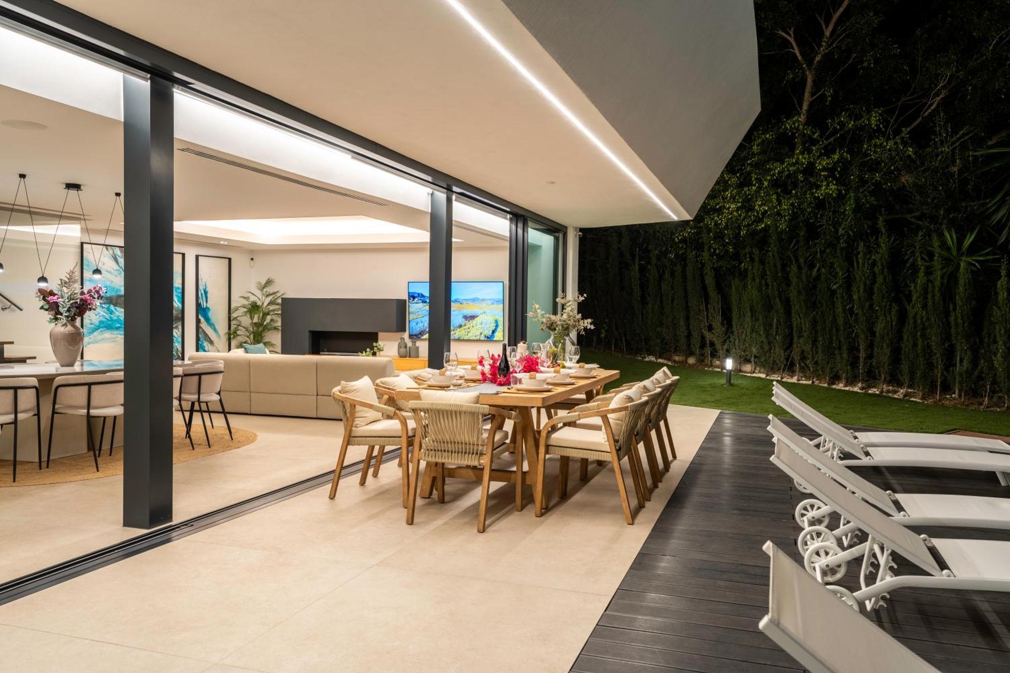 Vacation I La Moderne, Sparkling Heated Pool, Private Gym, Cine Room, Arcade Machines Villa *